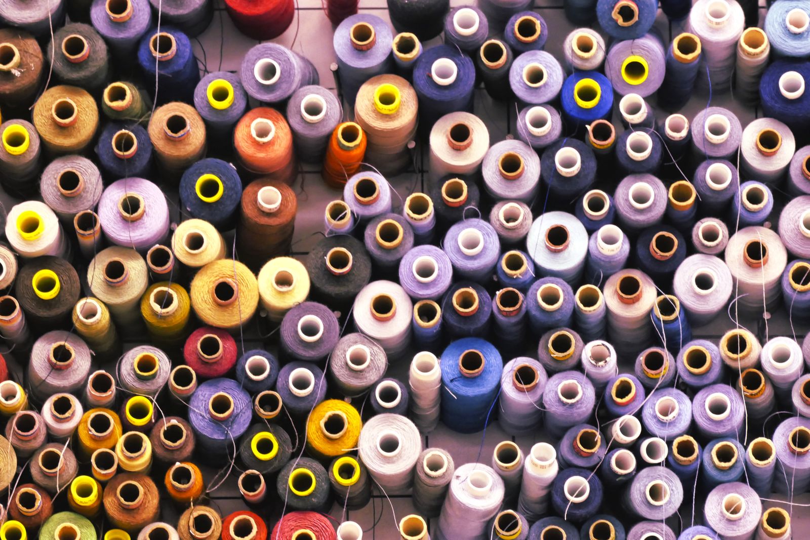 Bobinas de linha coloridas organizadas